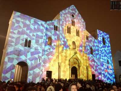 Tra luci, riti e folklore, le immagini della veglia di San Nicola